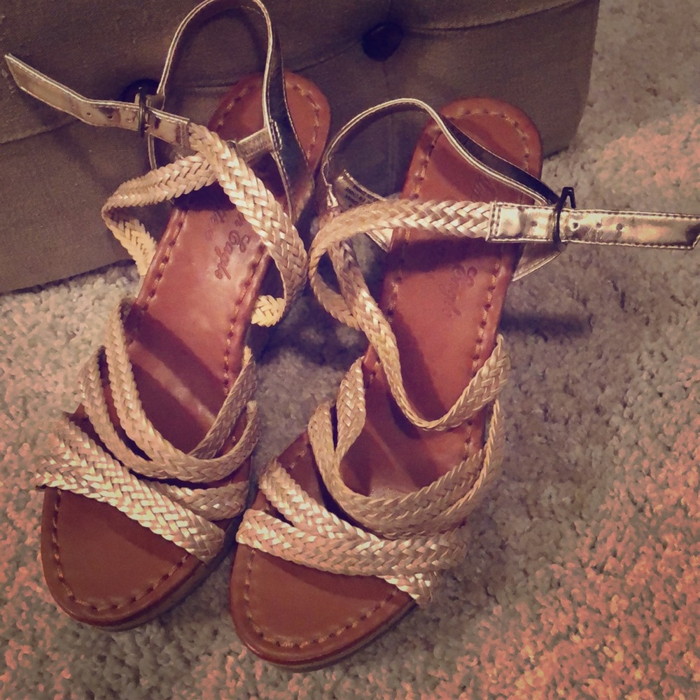 New AE strappy wedge